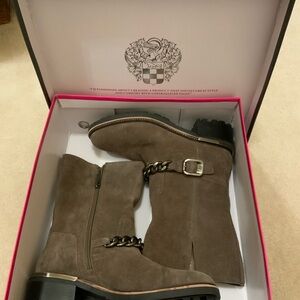 🆕⭐️NWT Vince Camuto Suede Mid-Calf Chain-Accent Boots - Taupe